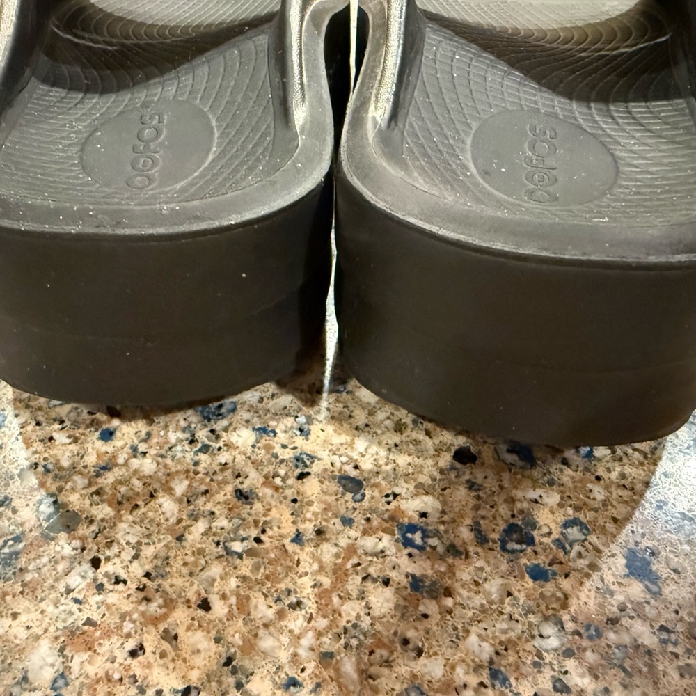 OOFOS Women's Sandals in Metallic Tan and Black , size W8 EU39 - Picture 5 of 6